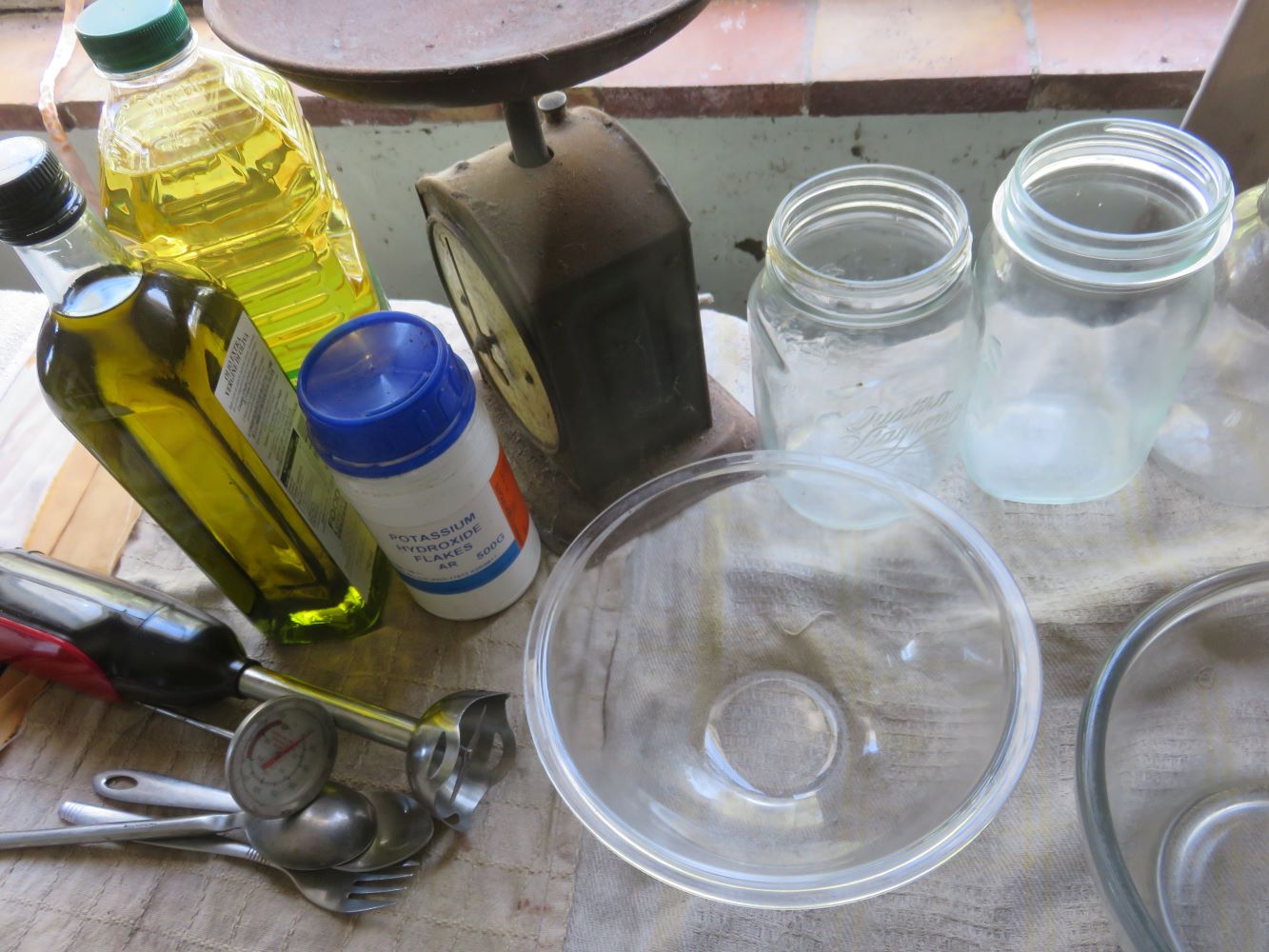 Potassium Hydroxide for Liquid Soap Making / KOH / Caustic Potash  (Container Jar)