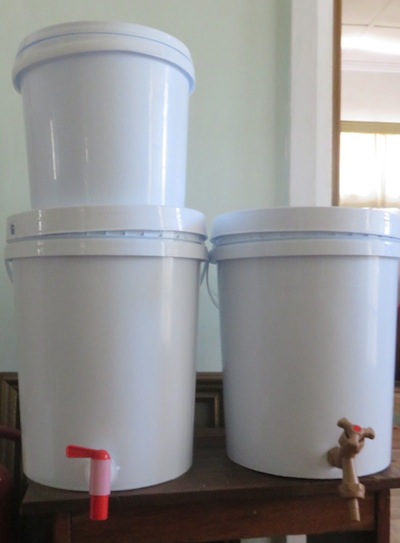 Tote-friendly 10 L bucket, 20 L with red 20mm tap and 20L with brown 15 mm tap