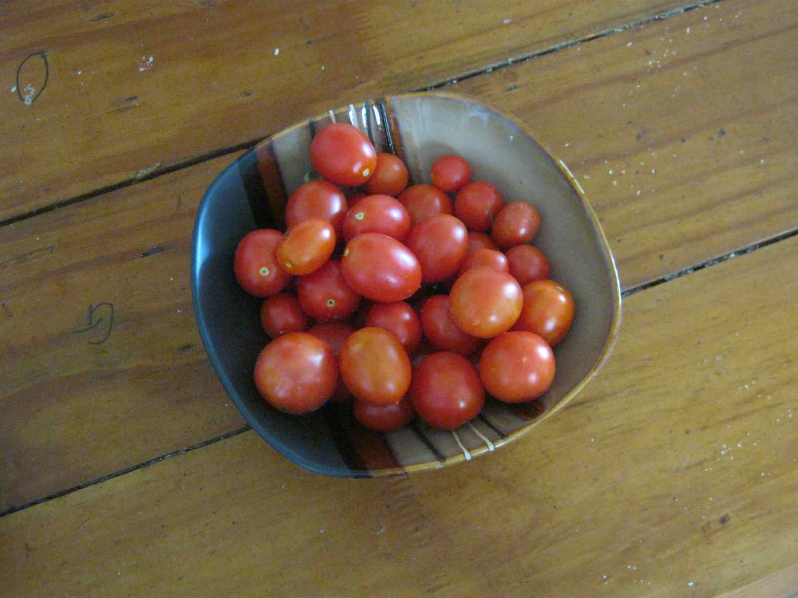 cherry tomatoes, one of the easiest vegetables to grow, guaranteeing easy vegetable gardening